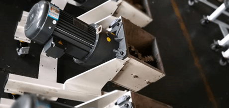 粉碎機(jī)上的減速電機(jī)，齒輪減速馬達(dá)