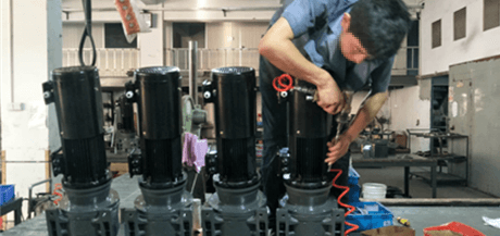 御茨智能技術(shù)人員正在做減速機(jī)齒輪減速馬達(dá)安裝檢測(cè)