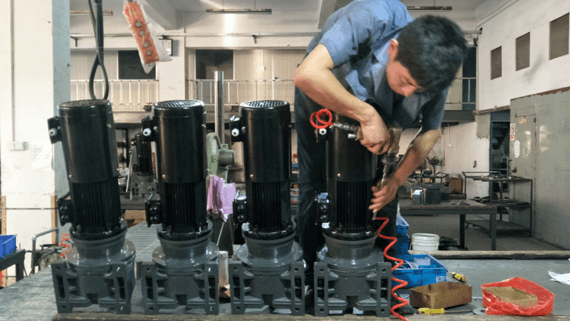 御茨智能技術(shù)人員正在減速機(jī)安裝檢測(cè)