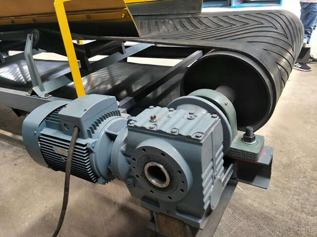 皮帶輸送機(jī)上專用S系列斜齒蝸輪減速機(jī) 皮帶輸送機(jī)上專用S系列斜齒蝸輪減速機(jī)