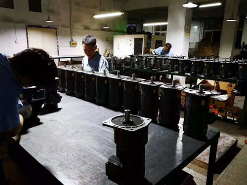 9月技術(shù)齒輪減速機(jī)加班生產(chǎn)中