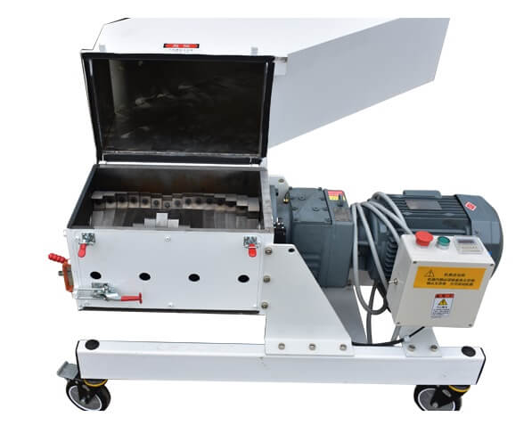 R系列斜齒輪減速機應(yīng)用在塑料粉碎機上