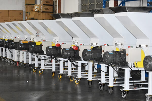 R系列斜齒輪減速機應(yīng)用在塑料粉碎機上