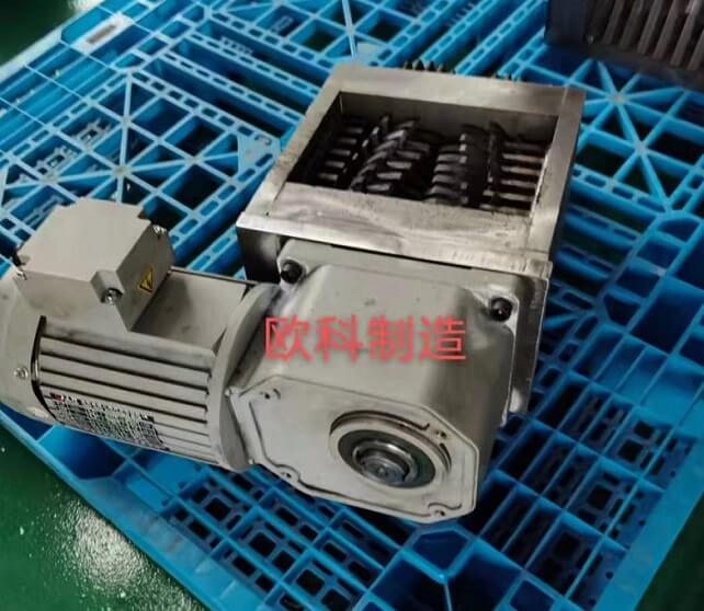 歐科制造撕碎機應(yīng)用SGF小型直角減速機.jpg