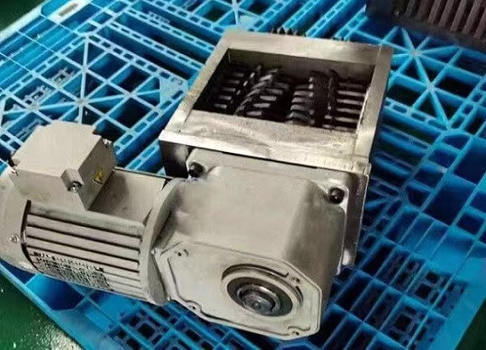 金屬撕碎機(jī)中小型減速機(jī)的重要性.jpg 金屬撕碎機(jī)中小型減速機(jī)的重要性.jpg