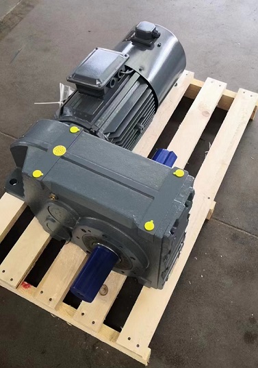 雙螺桿擠出機(jī)上用的平行軸雙軸輸出減速機(jī).jpg 雙螺桿擠出機(jī)上用的平行軸雙軸輸出減速機(jī).jpg