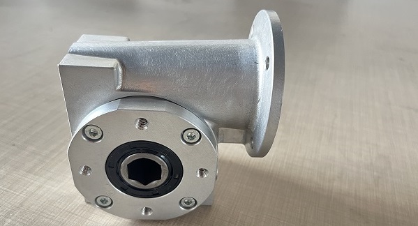 六邊形不銹鋼蝸輪減速機(jī)應(yīng)用在線體輸送設(shè)備上