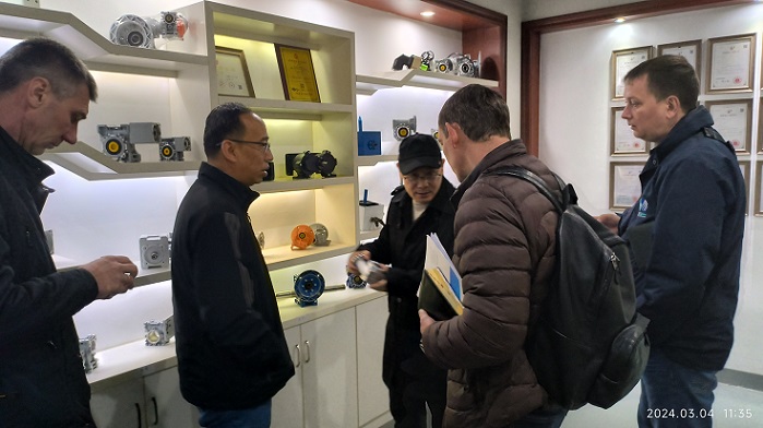 技術(shù)顧總向客戶展示我司目前所做蝸輪系列產(chǎn)品.jpg