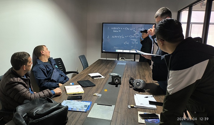技術(shù)顧總與俄羅斯客戶進行減速機定制項目探討.jpg